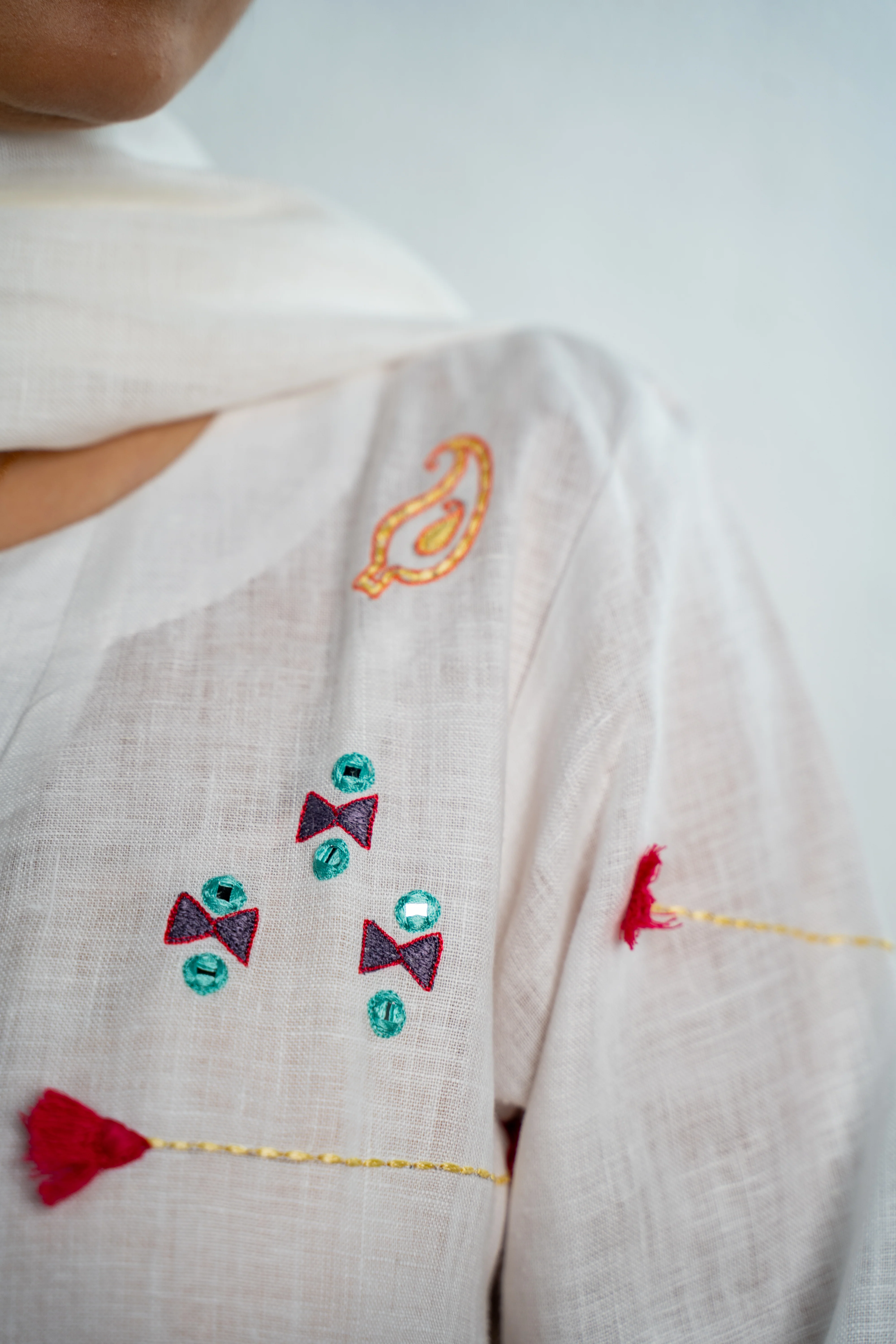 FEATHER WHITE LINEN KURTA PANT - Image 3